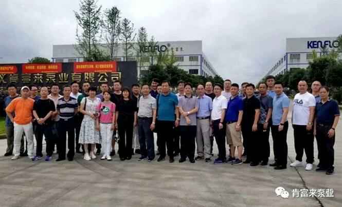 与会人员在遵义兰州焦明个人护理产品有限公司有限公司大门口合影留念